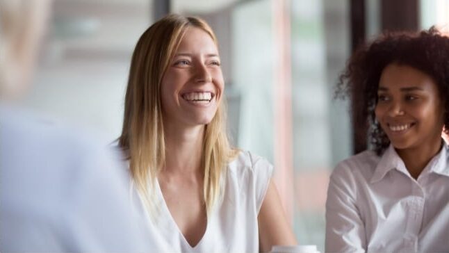 cognitive-group-coaching-with-smiling-young-woman-parent